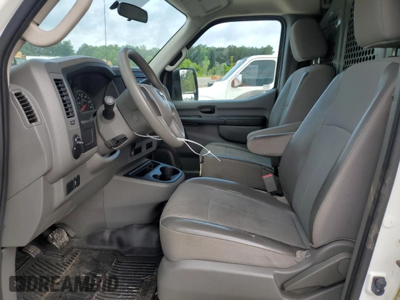 2013 Nissan NV S z VIN 1N6BF0KL6DN113326, wystawiony jako Copart lot #59023175 z przebiegiem 75 032 mil mil oraz Czysty tytuł • Clean title. Historia ofert i sprzedaży dostępna na DreamBid. Obrazek 7.