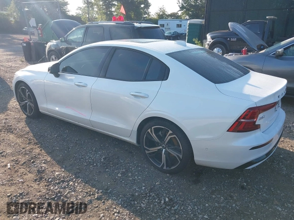 2024 Volvo S60 Plus Dark Theme z VIN 7JRL12TL6RG310347, wystawiony jako IAAI lot #40331210 z przebiegiem 1 259 mil mil oraz . Historia ofert i sprzedaży dostępna na DreamBid. Obrazek 3.