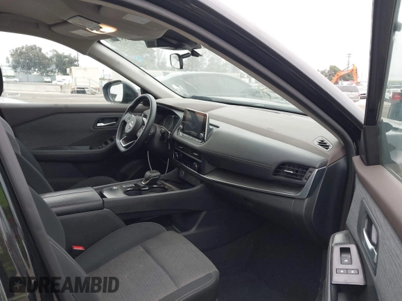 2023 Nissan Rogue SV z VIN 5N1BT3BA2PC893980, wystawiony jako IAAI lot #42357578 z przebiegiem 40 218 mil mil oraz . Historia ofert i sprzedaży dostępna na DreamBid. Obrazek 5.