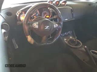 2009 Nissan 370Z z VIN JN1AZ44E19M411715, wystawiony jako Copart lot #56654815 z przebiegiem 123 791 mil mil oraz Szkoda całkowita • Salvage title. Historia ofert i sprzedaży dostępna na DreamBid. Obrazek 8.