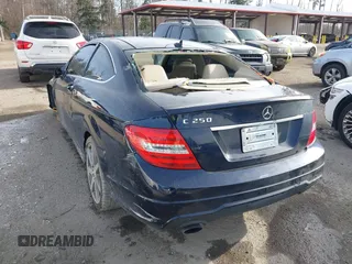 2014 Mercedes-Benz C 250 с VIN WDDGJ4HB7EG195043, выставлен на аукционе IAAI как лот 41725012 с пробегом 87 802 миль миль и . История ставок и продаж доступна на DreamBid. Изображение 3.