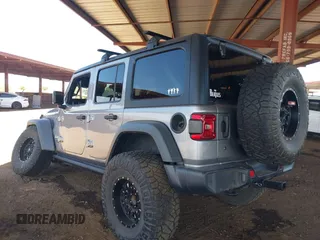 2019 Jeep Wrangler Unlimited Sport S z VIN 1C4HJXDG7KW557682, wystawiony jako IAAI lot #42586742 z przebiegiem 49 741 mil mil oraz . Historia ofert i sprzedaży dostępna na DreamBid. Obrazek 3.