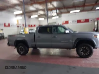 2021 Toyota Tacoma SR5 z VIN 3TMDZ5BN5MM114494, wystawiony jako IAAI lot #41723032 z przebiegiem 54 477 mil mil oraz . Historia ofert i sprzedaży dostępna na DreamBid. Obrazek 13.