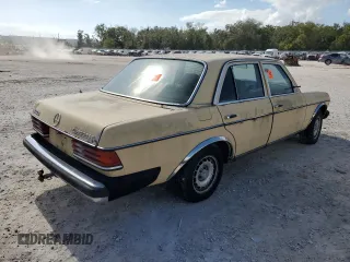 1982 Mercedes-Benz 300 300D-T with VIN WDBAB33A7CB008365, listed as a Copart auction lot 80248424 with 234,488 mi miles and Clean Title. Bid and sale history available at carsss.com. Image 3.
