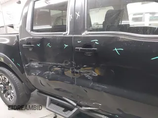 2022 Nissan Frontier SV z VIN 1N6ED1EJ5NN627303, wystawiony jako IAAI lot #41665799 z przebiegiem 59 462 mil mil oraz . Historia ofert i sprzedaży dostępna na DreamBid. Obrazek 17.