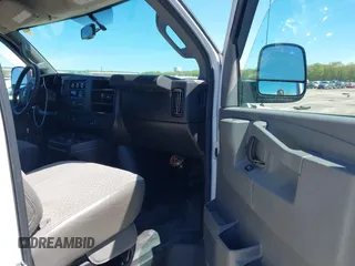 2017 GMC Savana Cargo z VIN 1GTW7AFFXH1909070, wystawiony jako IAAI lot #42162732 z przebiegiem 66 214 mil mil oraz . Historia ofert i sprzedaży dostępna na DreamBid. Obrazek 5.