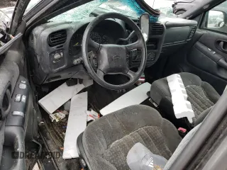 2000 Chevrolet Blazer LS z VIN 1GNCT18W9YK277871, wystawiony jako Copart lot #46158185 z przebiegiem Nie podano mil oraz Nie do naprawy • Non repairable. Historia ofert i sprzedaży dostępna na DreamBid. Obrazek 8.
