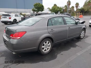2007 Toyota Avalon XL z VIN 4T1BK36B97U185001, wystawiony jako IAAI lot #39698759 z przebiegiem 132 230 mil mil oraz . Historia ofert i sprzedaży dostępna na DreamBid. Obrazek 4.