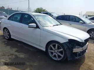 2014 Mercedes-Benz C 250 Sport z VIN WDDGF4HB5EG245388, wystawiony jako IAAI lot #42407602 z przebiegiem 96 415 mil mil oraz . Historia ofert i sprzedaży dostępna na DreamBid. Obrazek 1.