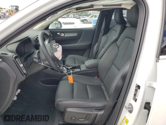 2024 Volvo XC40 Plus Bright Theme z VIN YV4L12UE7R2283166, wystawiony jako Copart lot #54067355 z przebiegiem 2 749 mil mil oraz Szkoda całkowita • Salvage title. Historia ofert i sprzedaży dostępna na DreamBid. Obrazek 7.