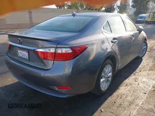 2013 Lexus ES 300h z VIN JTHBW1GG3D2015178, wystawiony jako IAAI lot #42045484 z przebiegiem 104 301 mil mil oraz . Historia ofert i sprzedaży dostępna na DreamBid. Obrazek 4.