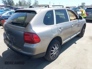 2005 Porsche Cayenne z VIN WP1AA29P55LA24408, wystawiony jako IAAI lot #42398234 z przebiegiem 237 890 mil mil oraz . Historia ofert i sprzedaży dostępna na DreamBid. Obrazek 4.