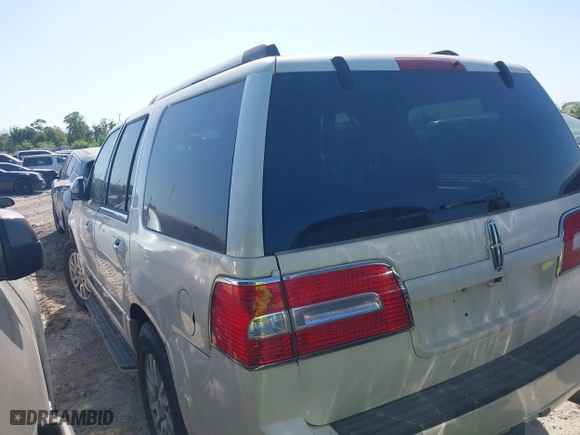 2008 Lincoln Navigator with VIN 5LMFU285X8LJ20420, listed as a IAAI auction lot 41906383 with 271,081 mi miles. Bid and sale history available at carsss.com. Image 3.