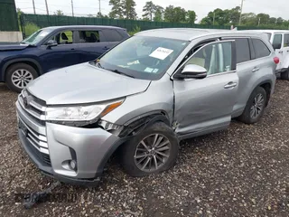 2018 Toyota Highlander SE with VIN 5TDJZRFH6JS550104, listed as a IAAI auction lot 42676132 with 107,807 mi miles and . Bid and sale history available at DreamBid. Image 18.
