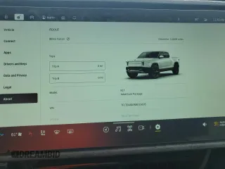 2022 Rivian R1T Adventure z VIN 7FCTGAAA3NN015635, wystawiony jako Copart lot #62676854 z przebiegiem 10 608 mil mil oraz Szkody całkowita. Historia ofert i sprzedaży dostępna na DreamBid. Obrazek 9.
