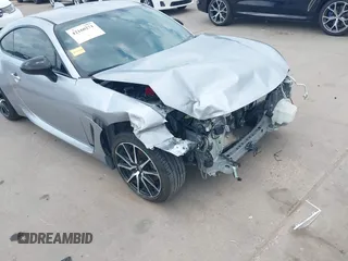 2023 Toyota 86 z VIN JF1ZNBC15P8759916, wystawiony jako IAAI lot #42160271 z przebiegiem 28 360 mil mil oraz . Historia ofert i sprzedaży dostępna na DreamBid. Obrazek 18.