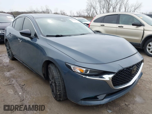 2022 Mazda 3 Carbon Edition z VIN 3MZBPACL2NM310491, wystawiony jako IAAI lot #41981966 z przebiegiem 50 314 mil mil oraz . Historia ofert i sprzedaży dostępna na DreamBid. Obrazek 1.