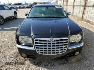 2005 Chrysler 300 C z VIN 2C3JA63H55H520689, wystawiony jako Copart lot #58623655 z przebiegiem 92 513 mil mil oraz Czysty tytuł • Clean title. Historia ofert i sprzedaży dostępna na DreamBid. Obrazek 5.