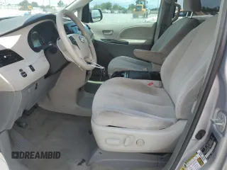 2012 Toyota Sienna LE AAS z VIN 5TDKK3DC6CS190493, wystawiony jako Copart lot #65000345 z przebiegiem 224 230 mil mil oraz Szkoda całkowita • Salvage title. Historia ofert i sprzedaży dostępna na DreamBid. Obrazek 7.