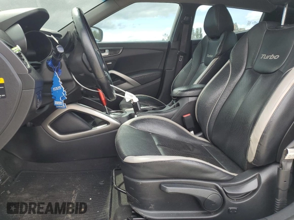 2013 Hyundai Veloster Turbo z VIN KMHTC6AE2DU163017, wystawiony jako Copart lot #56804365 z przebiegiem 105 325 mil mil oraz Czysty tytuł • Clean title. Historia ofert i sprzedaży dostępna na DreamBid. Obrazek 7.