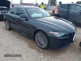 2021 Alfa Romeo Giulia Ti Sport z VIN ZARFAMBN9M7642713, wystawiony jako IAAI lot #41585802 z przebiegiem Nie podano mil oraz . Historia ofert i sprzedaży dostępna na DreamBid. Obrazek 1.