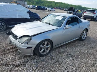 2001 Mercedes-Benz SLK 230/320 z VIN WDBKK65F81F191120, wystawiony jako IAAI lot #42173910 z przebiegiem 128 035 mil mil oraz . Historia ofert i sprzedaży dostępna na DreamBid. Obrazek 2.