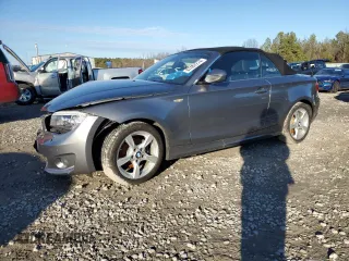2012 BMW 1 Series 128i z VIN WBAUL7C58CVM82827, wystawiony jako Copart lot #87487274 z przebiegiem 60 842 mil mil oraz Szkody całkowita. Historia ofert i sprzedaży dostępna na DreamBid. Obrazek 1.