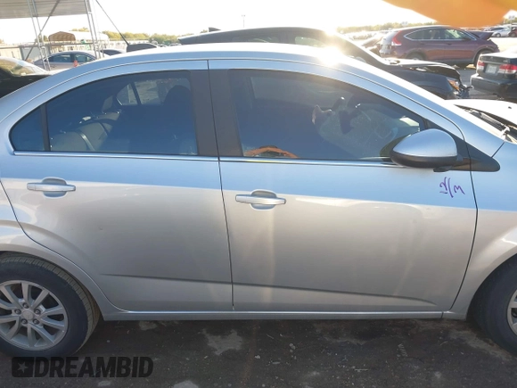 2018 Chevrolet Sonic LT z VIN 1G1JD5SB4J4104210, wystawiony jako IAAI lot #41048847 z przebiegiem 65 583 mil mil oraz . Historia ofert i sprzedaży dostępna na DreamBid. Obrazek 14.