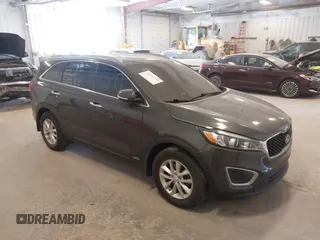 2017 Kia Sorento LX z VIN 5XYPGDA30HG232274, wystawiony jako IAAI lot #42155399 z przebiegiem 133 362 mil mil oraz . Historia ofert i sprzedaży dostępna na DreamBid. Obrazek 1.