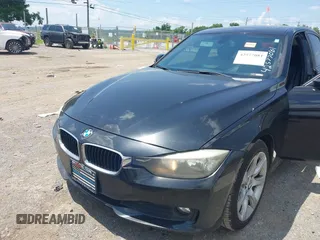 2013 BMW 3 Series 320i xDrive z VIN WBA3C3C50DF980052, wystawiony jako IAAI lot #42577081 z przebiegiem 184 223 mil mil oraz . Historia ofert i sprzedaży dostępna na DreamBid. Obrazek 6.
