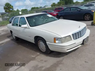 1999 Cadillac DeVille z VIN 1G6KD54Y0XU777486, wystawiony jako IAAI lot #42523295 z przebiegiem 120 967 mil mil oraz . Historia ofert i sprzedaży dostępna na DreamBid. Obrazek 1.