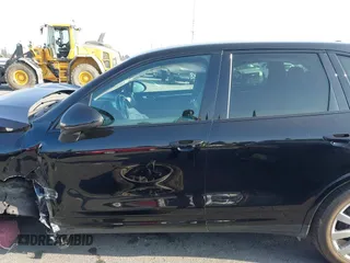 2017 Porsche Cayenne with VIN WP1AA2A29HKA86226, listed as a IAAI auction lot 40999976 with 55,883 mi miles. Bid and sale history available at carsss.com. Image 14.
