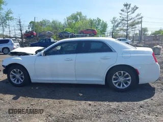 2016 Chrysler 300 Anniversary Edition z VIN 2C3CCAAG5GH147494, wystawiony jako IAAI lot #42158928 z przebiegiem 107 084 mil mil oraz . Historia ofert i sprzedaży dostępna na DreamBid. Obrazek 14.
