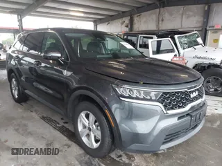 2022 Kia Sorento LX z VIN 5XYRG4LC9NG076804, wystawiony jako IAAI lot #42288908 z przebiegiem 56 750 mil mil oraz . Historia ofert i sprzedaży dostępna na DreamBid. Obrazek 1.