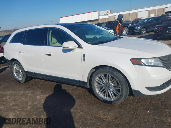2014 Lincoln MKT EcoBoost z VIN 2LMHJ5AT9EBL52165, wystawiony jako IAAI lot #41246424 z przebiegiem 154 332 mil mil oraz . Historia ofert i sprzedaży dostępna na DreamBid. Obrazek 14.