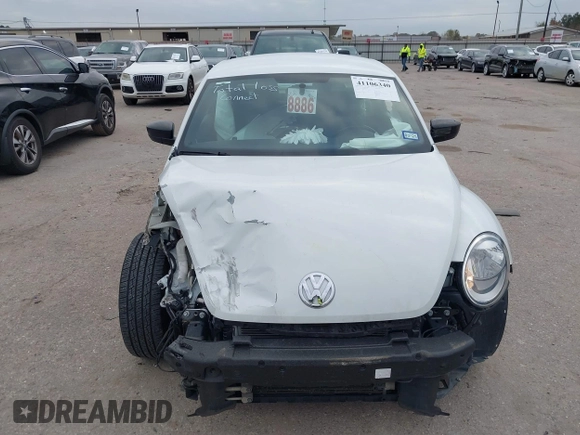 2018 Volkswagen Beetle S z VIN 3VWFD7AT4JM701569, wystawiony jako IAAI lot #41106340 z przebiegiem 78 754 mil mil oraz . Historia ofert i sprzedaży dostępna na DreamBid. Obrazek 13.