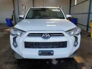 2022 Toyota 4Runner SR5 z VIN JTEMU5JR7N6001436, wystawiony jako Copart lot #58497904 z przebiegiem 48 364 mil mil oraz Czysty tytuł • Clean title. Historia ofert i sprzedaży dostępna na DreamBid. Obrazek 5.