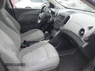 2016 Chevrolet Sonic LS с VIN 1G1JA5SG4G4127564, выставлен на аукционе IAAI как лот 41883847 с пробегом 55 433 миль миль и . История ставок и продаж доступна на DreamBid. Изображение 5.