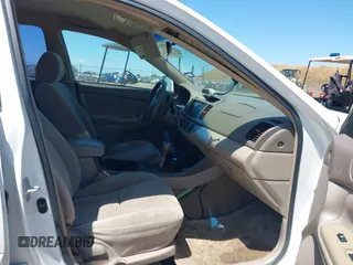 2002 Toyota Camry LE z VIN 4T1BE32K82U038819, wystawiony jako IAAI lot #42301111 z przebiegiem 189 166 mil mil oraz . Historia ofert i sprzedaży dostępna na DreamBid. Obrazek 5.