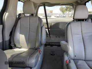 2011 Toyota Sienna XLE AAS z VIN 5TDYK3DC7BS111311, wystawiony jako Copart lot #57298675 z przebiegiem 131 597 mil mil oraz Szkoda całkowita • Salvage title. Historia ofert i sprzedaży dostępna na DreamBid. Obrazek 10.