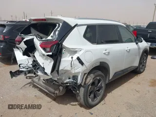 2024 Nissan Rogue SV z VIN JN8BT3BA6RW360105, wystawiony jako IAAI lot #41905419 z przebiegiem 7 103 mil mil oraz . Historia ofert i sprzedaży dostępna na DreamBid. Obrazek 4.