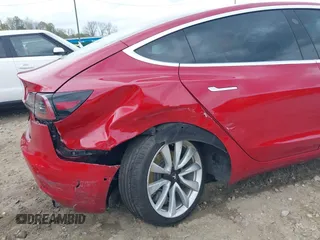 2019 Tesla Model 3 Mid Range z VIN 5YJ3E1EA7KF445040, wystawiony jako IAAI lot #41954956 z przebiegiem 68 004 mil mil oraz . Historia ofert i sprzedaży dostępna na DreamBid. Obrazek 6.