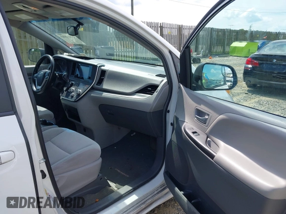 2017 Toyota Sienna LE Auto Access Seat z VIN 5TDKZ3DC5HS826355, wystawiony jako IAAI lot #42802103 z przebiegiem 310 281 mil mil oraz . Historia ofert i sprzedaży dostępna na DreamBid. Obrazek 5.