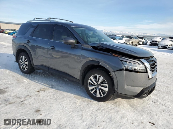 2024 Nissan Pathfinder SL z VIN 5N1DR3CC3RC290403, wystawiony jako Copart lot #88288775 z przebiegiem 5 092 mil mil oraz Szkoda całkowita • Salvage title. Historia ofert i sprzedaży dostępna na DreamBid. Obrazek 4.