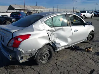 2017 Nissan Versa SV z VIN 3N1CN7AP6HL812391, wystawiony jako IAAI lot #41095208 z przebiegiem 10 mil mil oraz . Historia ofert i sprzedaży dostępna na DreamBid. Obrazek 4.