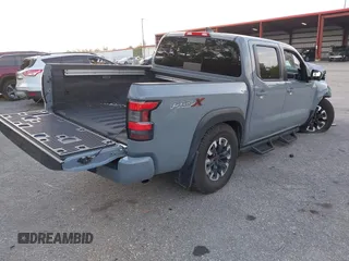 2024 Nissan Frontier SV z VIN 1N6ED1EJ4RN623877, wystawiony jako IAAI lot #41921533 z przebiegiem 10 839 mil mil oraz . Historia ofert i sprzedaży dostępna na DreamBid. Obrazek 4.