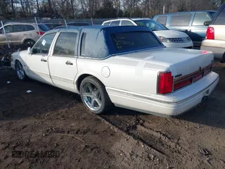 1996 Lincoln Town Car Signature z VIN 1LNLM82W4TY653935, wystawiony jako IAAI lot #41648479 z przebiegiem Nie podano mil oraz . Historia ofert i sprzedaży dostępna na DreamBid. Obrazek 3.