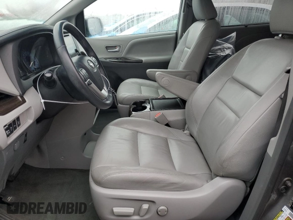 2017 Toyota Sienna XLE z VIN 5TDDZ3DC7HS163170, wystawiony jako Copart lot #86436534 z przebiegiem 84 446 mil mil oraz Szkoda całkowita • Salvage title. Historia ofert i sprzedaży dostępna na DreamBid. Obrazek 7.