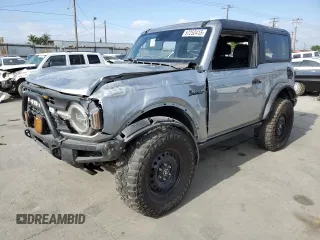 2023 Ford Bronco z VIN 1FMDE5AH9PLA86756, wystawiony jako Copart lot #57252415 z przebiegiem 17 951 mil mil oraz Szkoda całkowita • Salvage title. Historia ofert i sprzedaży dostępna na DreamBid. Obrazek 1.
