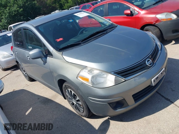 2011 Nissan Versa S z VIN 3N1BC1CP8BL402386, wystawiony jako IAAI lot #42389550 z przebiegiem 159 600 mil mil oraz . Historia ofert i sprzedaży dostępna na DreamBid. Obrazek 1.